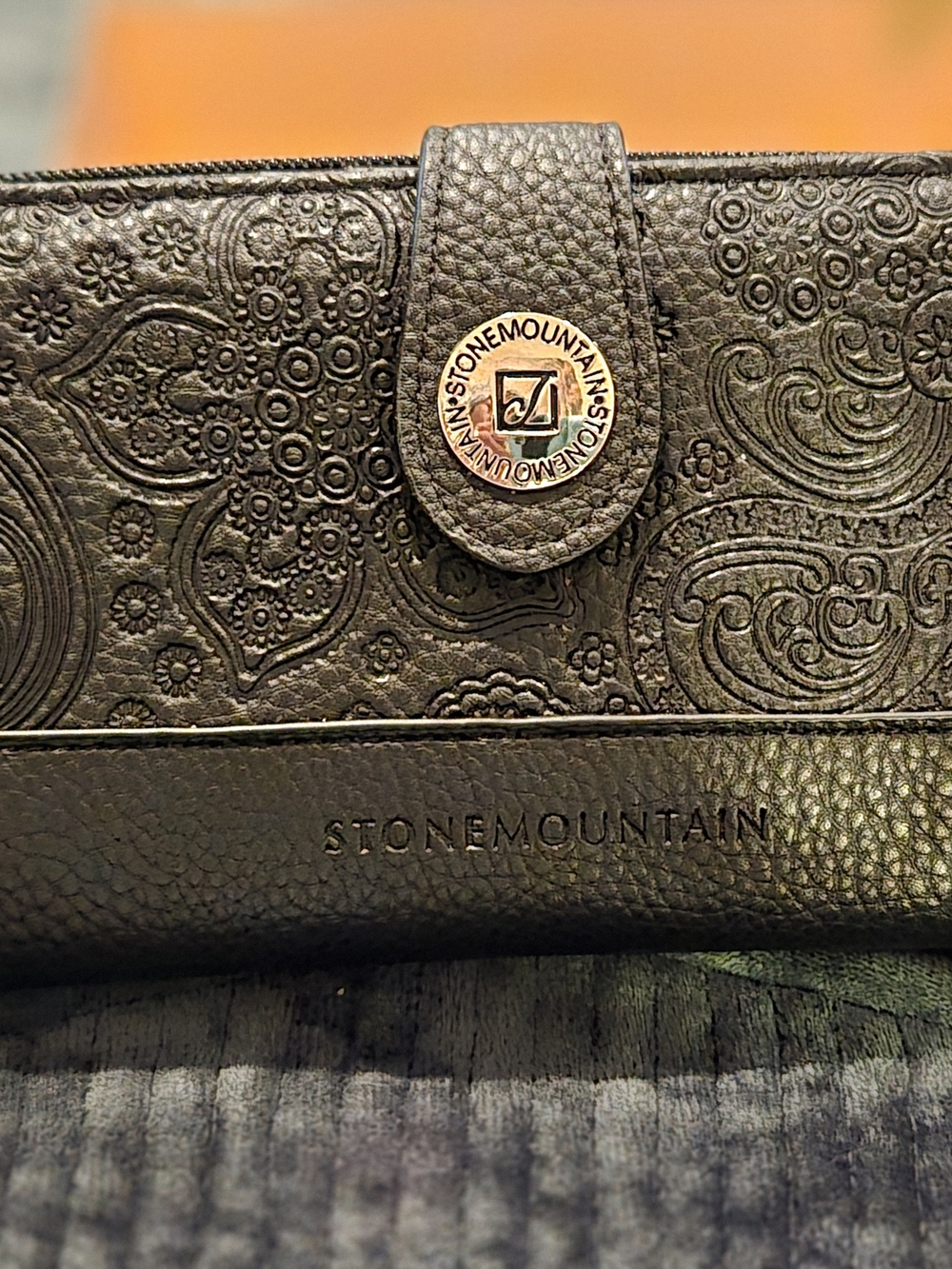 🫶Stone Mountain Accessories Embossed Black Leather Wallet. NWT/Gift Boxed
